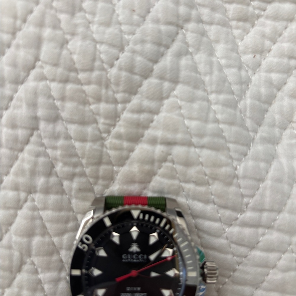 Gucci Dive Watch with Black Dial and Green-Red Strap - Picture 10 of 10
